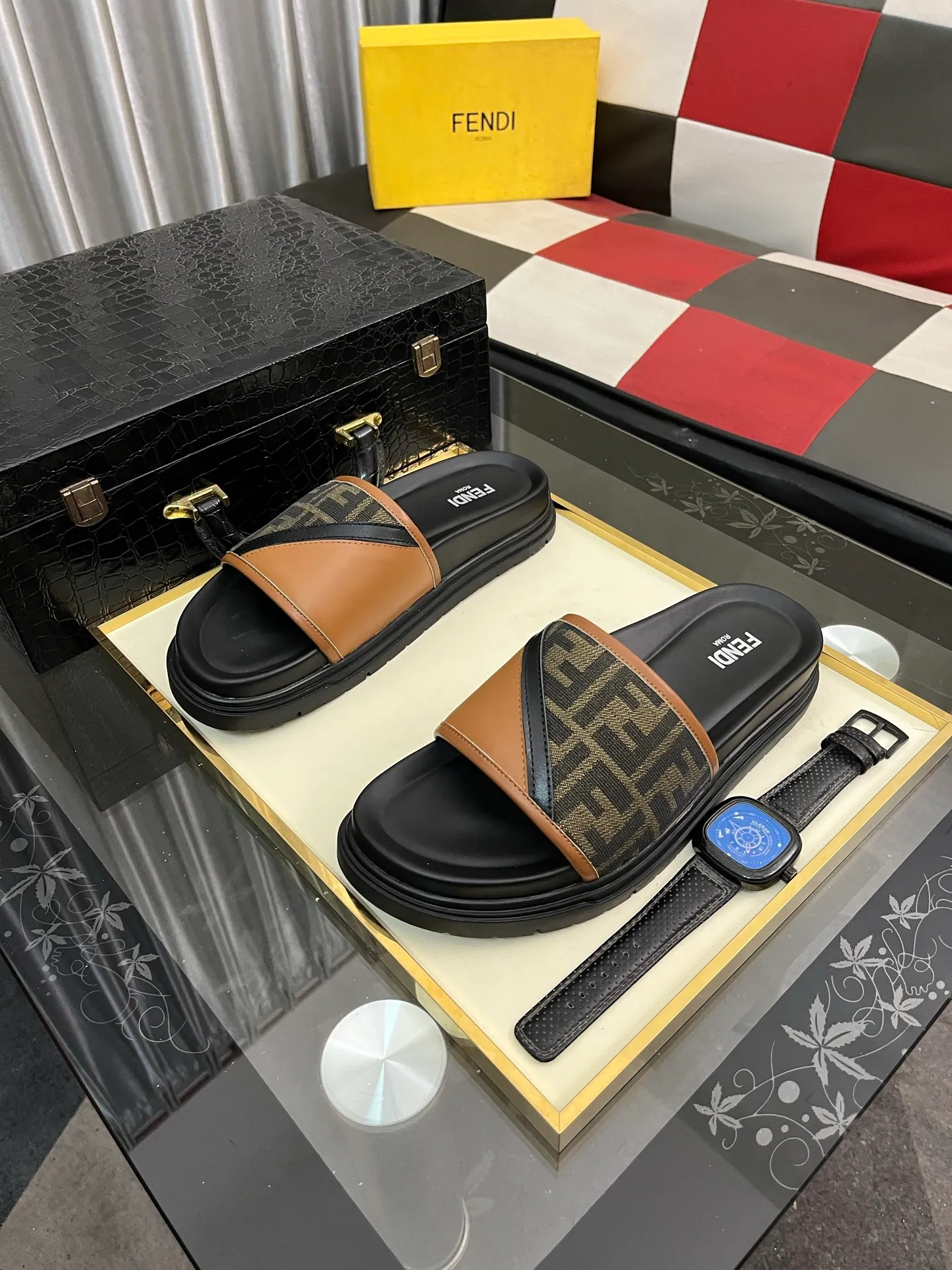 Men's men's shoes💰320⌚️⌚️FENDI Fendi slippers and sandals are shipped💄How can this summer be without the blessing of little monsters💄Original imported special hardware decorative pattern➕Original private model outsole! Details determine success or failure, good quality is not afraid of magnifying details! It feels super comfortable on your feet! This summer you need a pair of trendy, cool and comfortable sandals👣 Standard size: 38-443️⃣Colors available